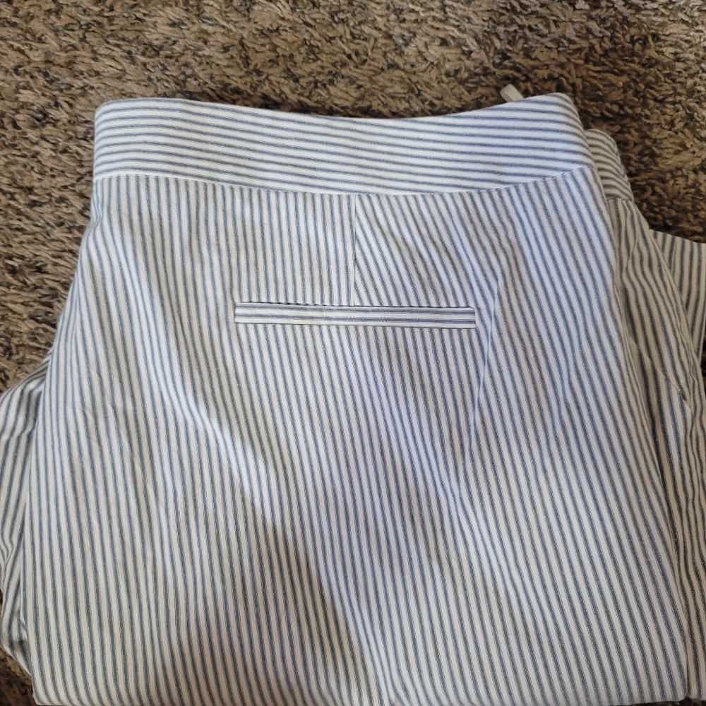 Cute pinstriped capris - Picture 3 of 3